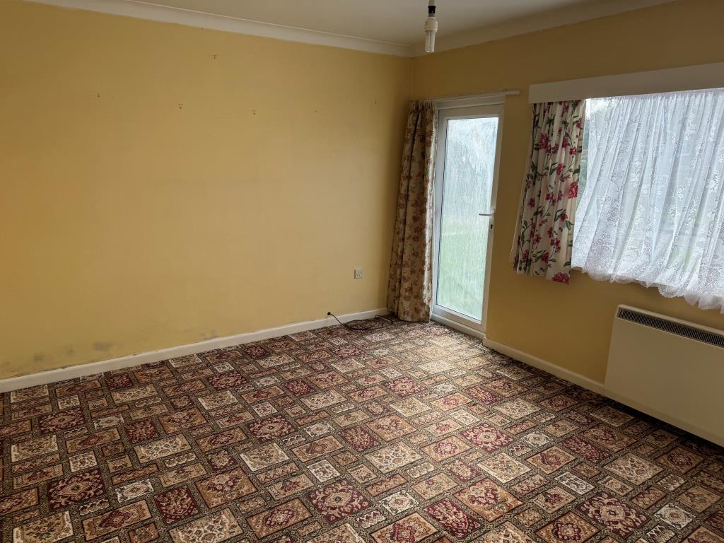 Lot: 62 - GROUND FLOOR FLAT WITH GARAGE FOR INVESTMENT OR OCCUPATION - Alternative view of living room